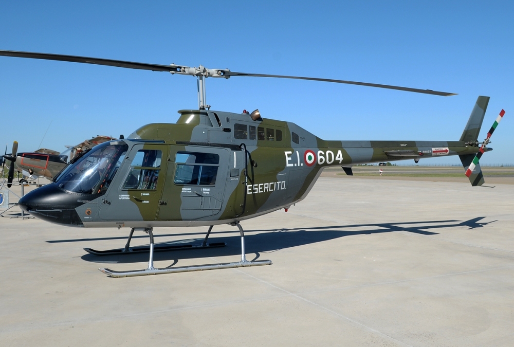 Agusta-Bell_AB-206A_JetRanger,_Italy_-_Army_JP7373821.jpg